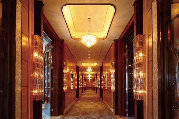 “山城风情，温馨触感——重庆按摩店设计新风尚”